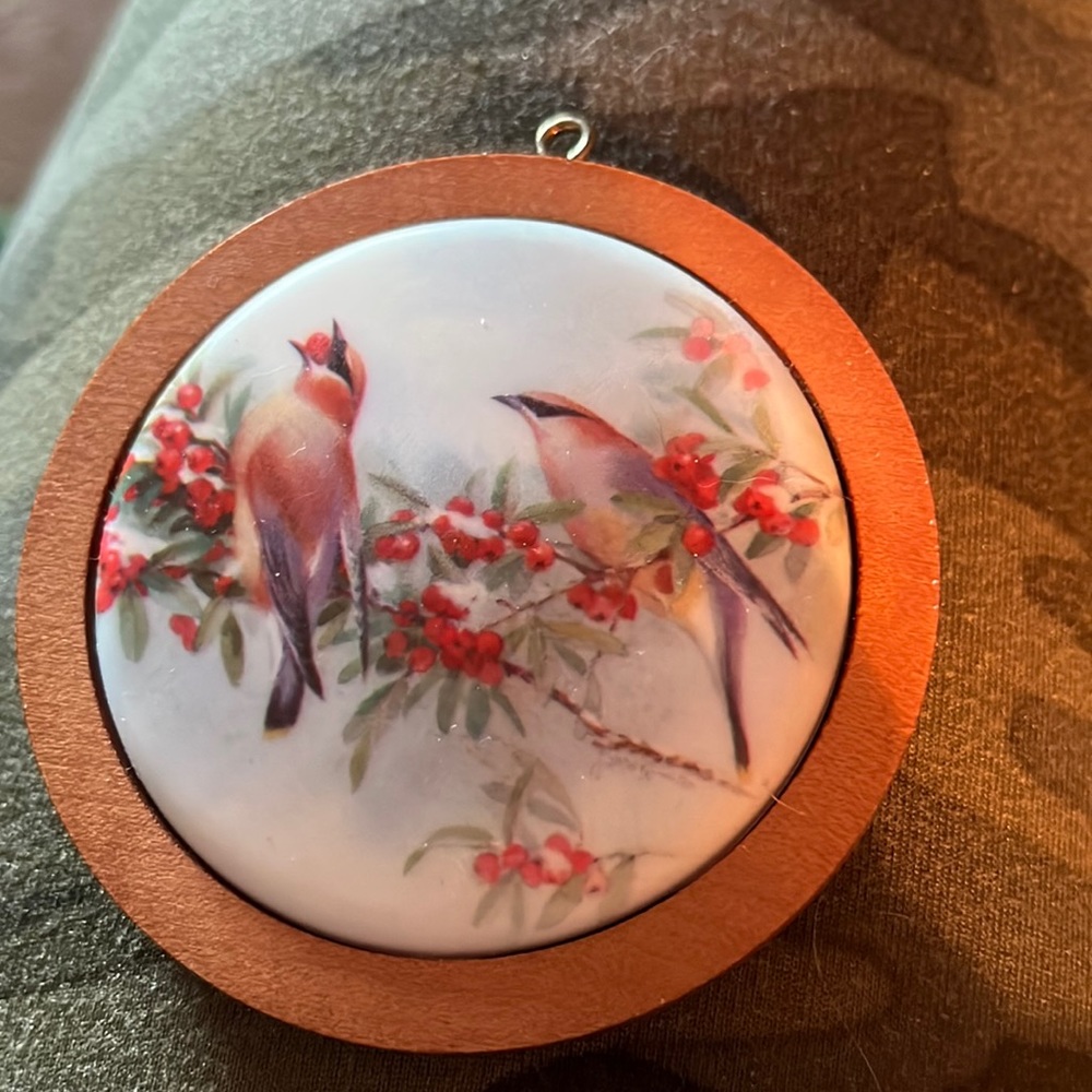 Hallmark bird ornament. “Cedar waxwing”. 5th in series.1986.